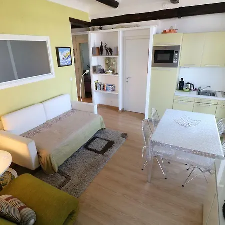Apartment 1 Bedroom Suquet, 6 Min From The Palais, Balcony & Port View 220 Cannes